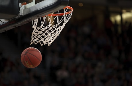 洛杉矶湖人队对阵金州勇士队NBA比赛直播画面 - 两队球星在篮球场上精彩对决